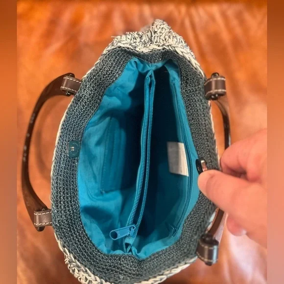 Liz Claiborne purse in GUC - Picture 3 of 5